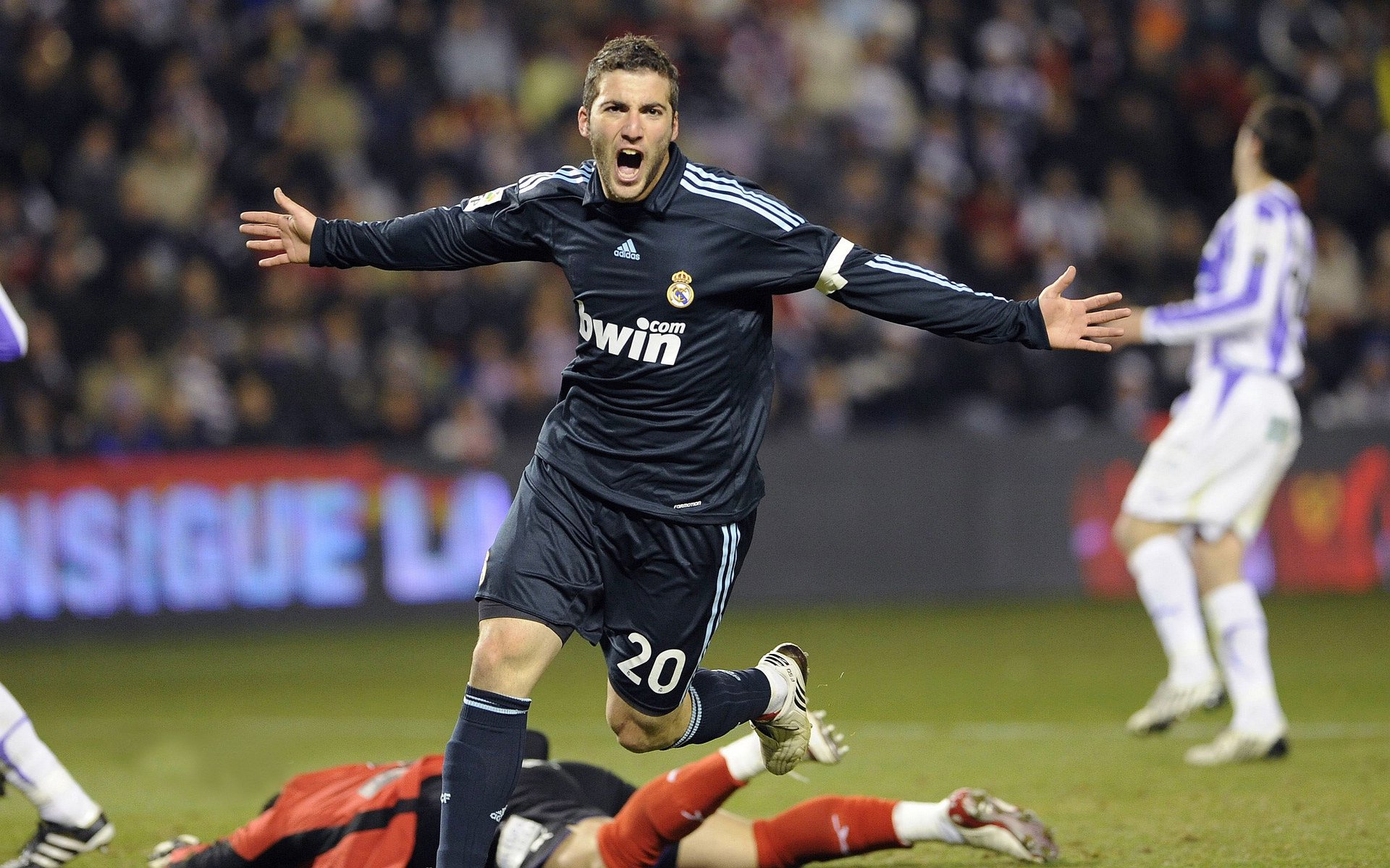 多特蒙德高位逼抢打出压制力,多特蒙德战术打法